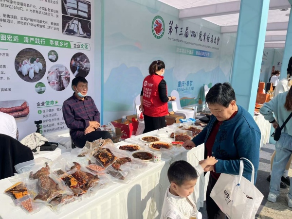 市民品嘗兔肉美食。蔣海濤攝